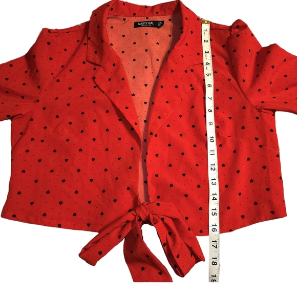 Nasty Gal Heart Print Tie Front Cropped Top - Picture 4 of 6